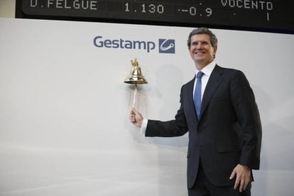 El presidente de Gestamp, Francisco Riberas, toca la campana para la salida a Bolsa de su empresa.