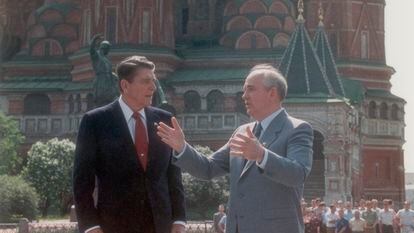 Mijaíl Gorbachov y Ronald Reagan, en la Plaza Roja de Moscú, en mayo de 1988.