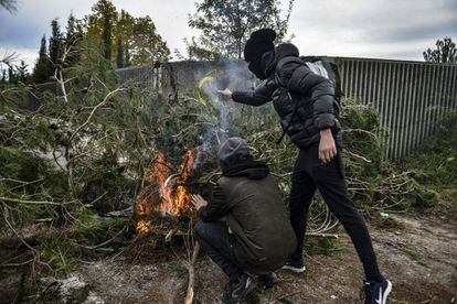 Manifestantes prenden fuego a una barricada durante el corte de la AP-7 en Salt (Girona), este miércoles.