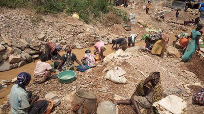 Mineros congoleños trabajan en una mina de oro artesanal cerca de Kamituga, al este de la RDC.