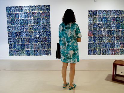 Una mujer observa la obra del holandés Marijn Van Kreij en el Museo Picasso de Barcelona.