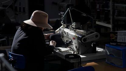 Una trabajadora de la fábrica de sombreros artesanales Fernández y Roche elabora una de sus piezas en su sede de Salteras (Sevilla).