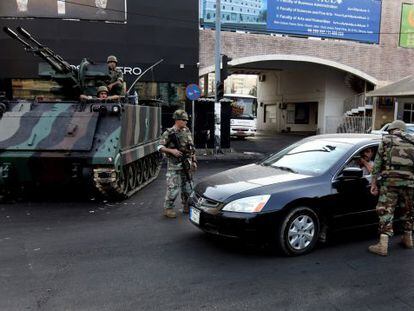 Soldados libaneses efectúan controles en Beirut.