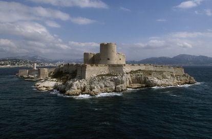 El preso más famoso del Castillo de If (www.chateau-if.fr), mandado construir por Francisco I de Francia en la primera mitad del siglo XVI en una pequeña isla del archipiélago de Frioul, en la bahía de Marsella, se llamaba Edmond Dantès y en realidad nunca existió: el héroe de 'El Conde de Montecristo', novela de por Alexandre Dumas publicada en 1844, rumia su venganza entre sus muros, que también encierran otra leyenda, la del hombre de la máscara de hierro. Los presos reales eran opositores al régimen, en particular protestantes y republicanos, encarcelados en esta fortificación entre 1580 y 1871. Hasta 1950 la isla fue residencia de un farero y su familia. Actualmente solo la visitan turistas subidos en barquitos que parten del Viejo Puerto de Marsella.