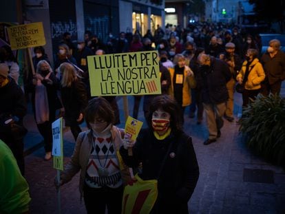 Varias personas durante una manifestación contra el establecimiento de un 25% de castellano en las escuelas catalanas, en diciembre.