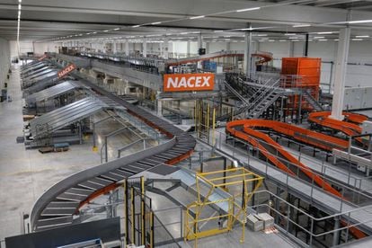 La nueva planta de Nacex en Coslada está diseñada para evitar demoras, con 114 muelles para que furgonetas y camiones carguen y descarguen simultáneamente.