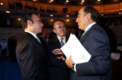 Luis Videgaray, secretario de Hacienda y Crédito Público de México, charla con Luis de Guindos, ministro español de Economía, e Ignacio Sánchez Galán, presidente de Iberdrola.