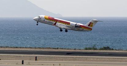 Un avi&oacute;n de Air Nostrum en el aeropuerto de Almer&iacute;a.