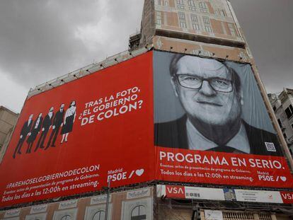 Un cartel electoral gigante del candidato del PSOE a la Presidencia de la Comunidad de Madrid, Ángel Gabilondo en un edificio de la plaza de Callao, Madrid.