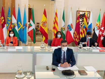 El predidente del gobierno, Pedro Sánchez, preside en Moncloa la XXII Conferencia de Presidentes, con la ministra de Hacienda, María Jesús Montero, sentada detrás.