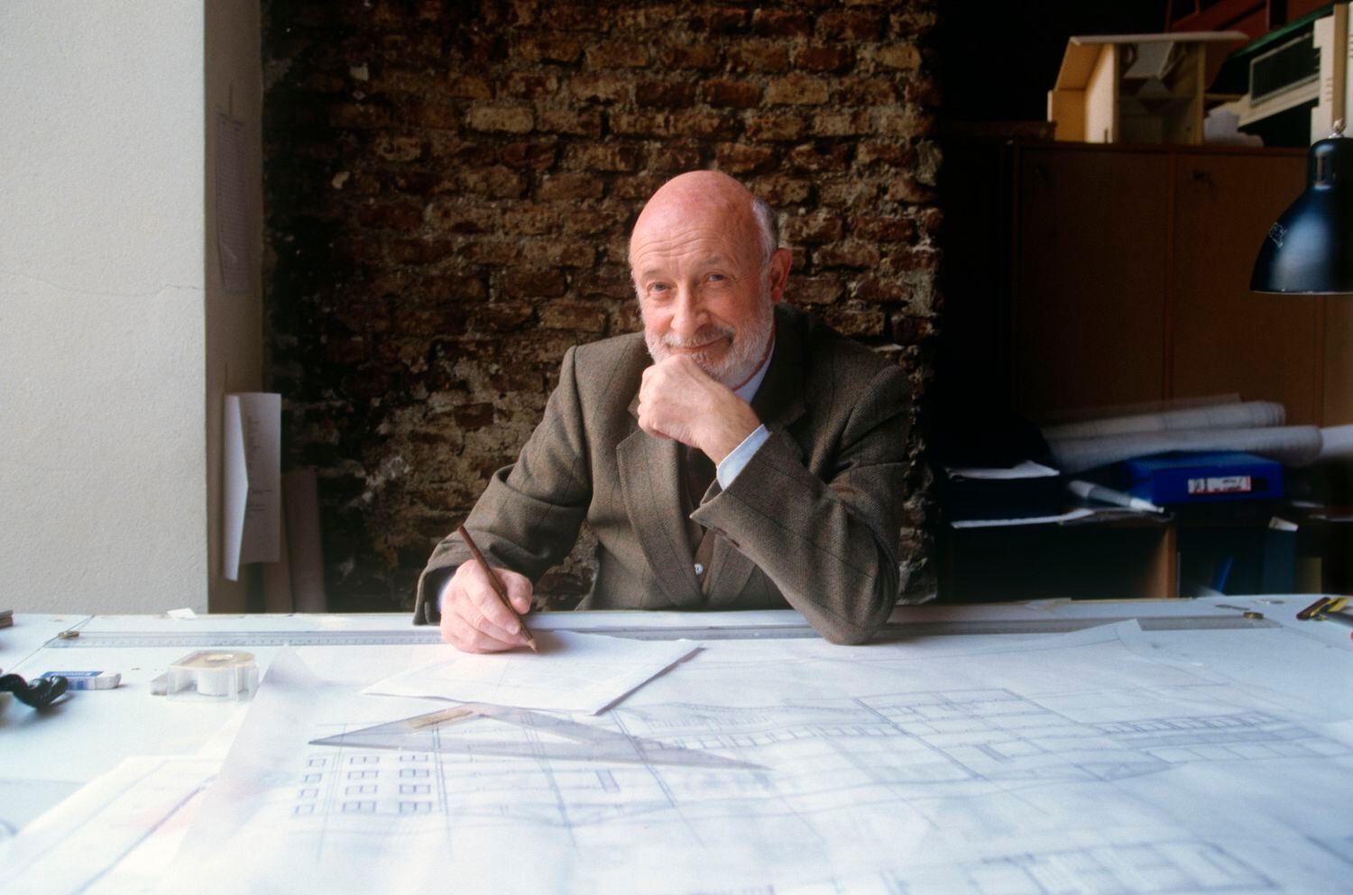 El arquiecto Vittorio Gregotti, en su estudio en 1996.