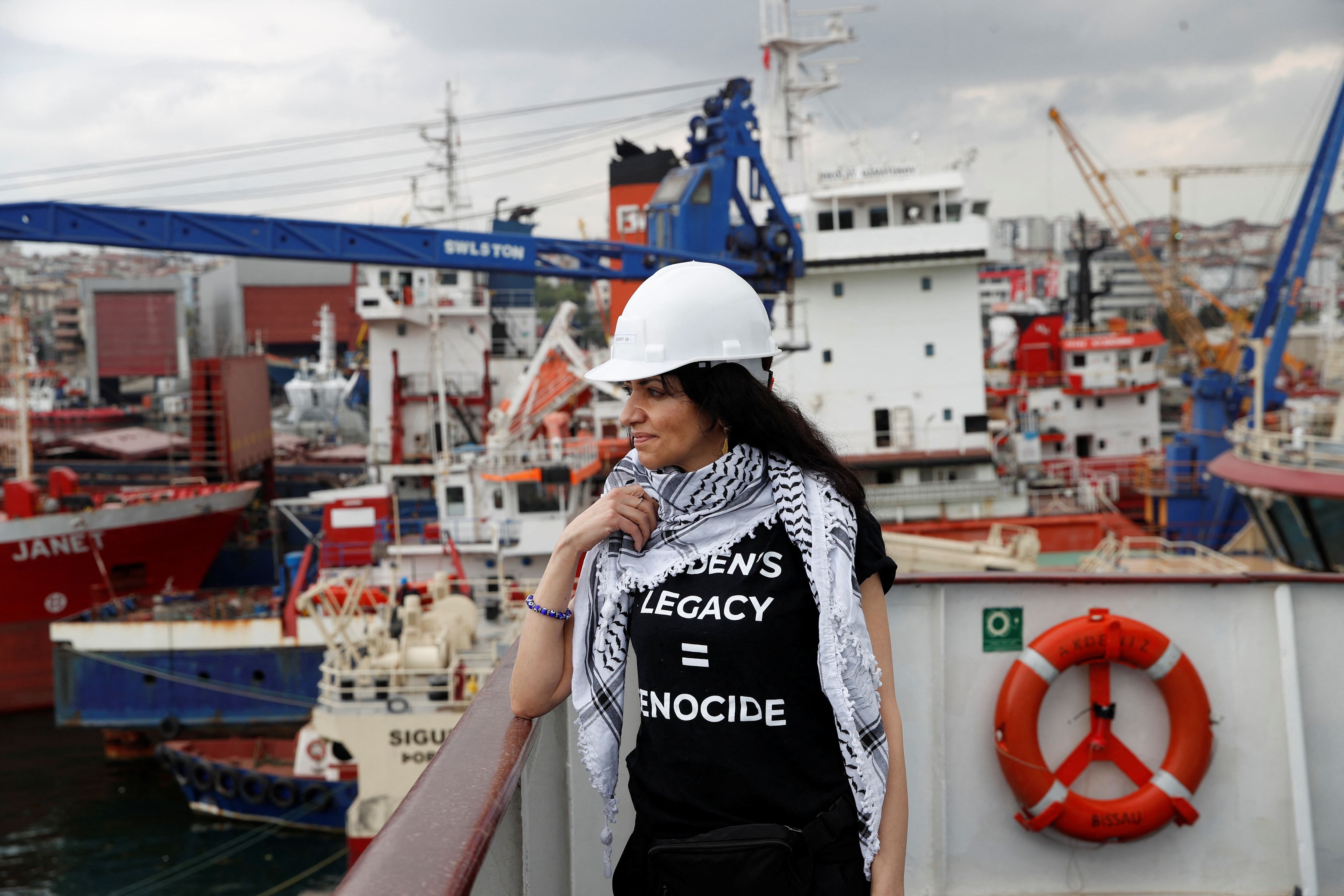 Una activista en la cubierta del Akdeniz el 18 de abril. 