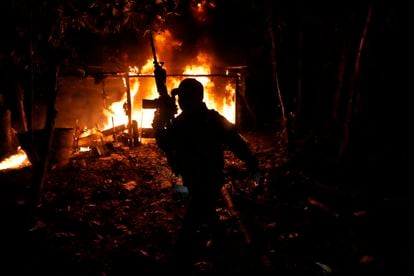 La policía antinarcóticos quema un laboratorio para hacer base de coca en Putumayo (Colombia), el 9 de abril de 2022. 
