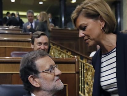 El presidente del Gobierno en funciones, Mariano Rajoy, conversa con Mar&iacute;a Dolores de Cospedal, poco antes de que comenzara la segunda jornada del debate de su investidura. EFE