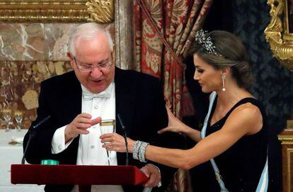 La reina Letizia ofrece una copa al presisdente de Israel, Reuven Rivlin, tras su discurso.