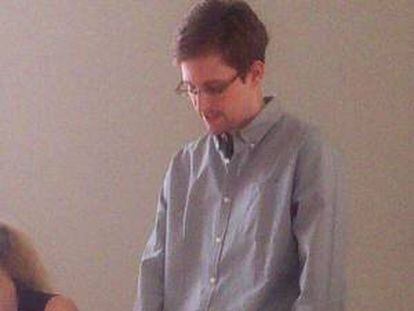 Fotografía cedida por la Organización de Derechos Humanos que muestra al exanalista de la CIA Edward Snowden. EFE/Archivo