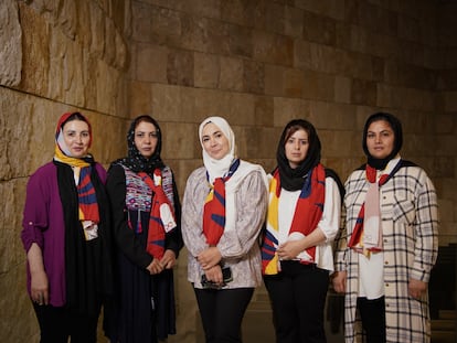 De izquierda a derecha, Gulalai Hotak, Safia Jan Mohamed, Friba Quraishi, Nazima Nezrabi y Helena Hofiany, juezas afganas exiliadas en España, fotografiadas en Madrid.