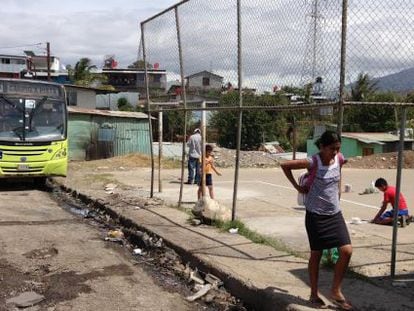 Un grupo de ni&ntilde;os prepara una cancha para jugar al f&uacute;tbol en La Carpio.