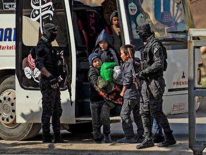 Huérfanos rusos de familias ligadas al ISIS llegan este jueves a Qamishli.