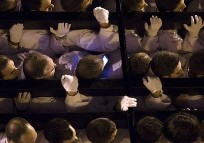 Vista de los hombres del trono de Jesús Cautivo a su salida de la Casa de la Hermandad, durante la procesión que el Lunes Santo ha recorrido las calles de Málaga, 25 de marzo de 2013.