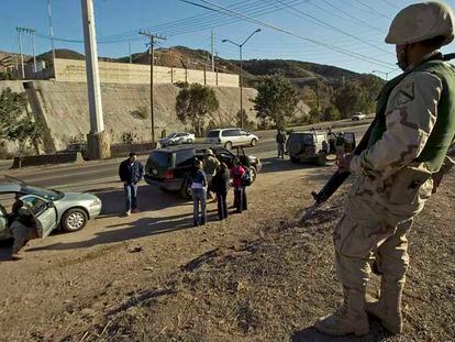Soldados mexicanos realizan controles a vehículos en las afueras de la ciudad de Tijuana.
