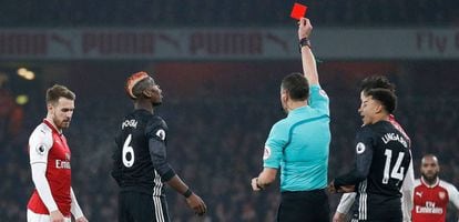El árbitro muestra la roja a Pogba.