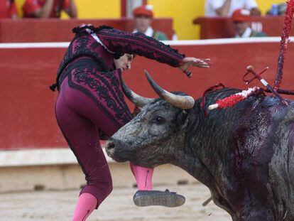 Javier Castaño sufrió una terrorífica voltereta al entrar a matar al cuarto toro de la tarde.