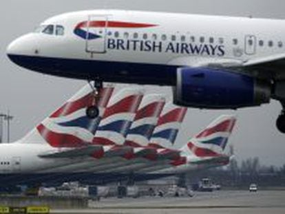 Un avion de British Airways aterriza en el aaeropuerto de de Heathrow .