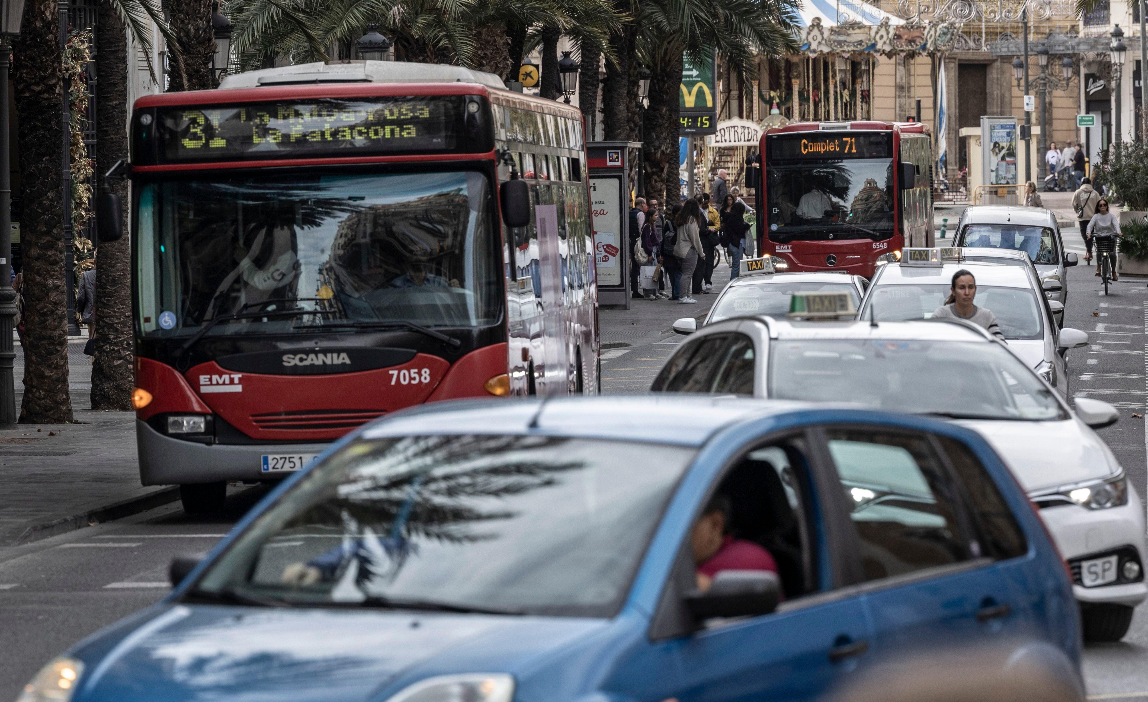 Cinco líneas de autobuses de la EMT volvieron ayer a la plaza del Ayuntamiento de Valencia.