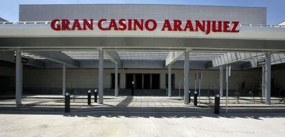 Acceso al casino de Aranjuez en una fotografía tomada poco después de su apertura.