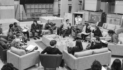 El productor, director y guionista J.J. Abrams (con gafas, en el centro) y el reparto de &#039;Star Wars: Episode VII&#039; en los Estudios Pinewood, Reino Unido (desde Abrams, en el sentido de las agujas del reloj): Harrison Ford, Daisy Ridley, Carrie Fisher, Peter Mayhew, el productor Bryan Burk, la presidenta de Lucasfilm y productora Kathleen Kennedy, Domhnall Gleeson, Anthony Daniels, Mark Hamill, Andy Serkis, Oscar Isaac, John Boyega, Adam Driver y el guionista Lawrence Kasdan.