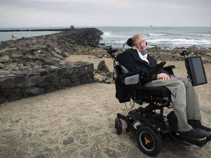 Hawking, en una playa de Tenerife en 2015. En vídeo, el doctor en Astrofísica José Luis Fernández Barbón explica qué son los agujeros negros.