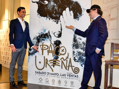 Paco Ureña, a la izquierda, y Andrés Calamaro, junto al cartel de la corrida del 21 de mayo en Madrid.