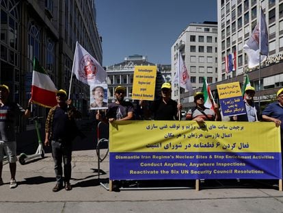 Manifestantes iraníes contrarios al régimen se manifiestan, el 4 de agosto, en Viena, donde estaban teniendo lugar reuniones diplomáticas a puerta cerrada para avanzar en el acuerdo nuclear.