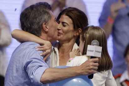Juliana Awada besa a su marido Mauricio Macri después de ganar las elecciones presidenciales de desempate en Buenos Aires, Argentina.