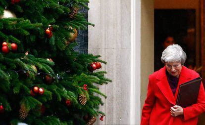 Theresa May sale del 10 de Downing Street, este lunes.