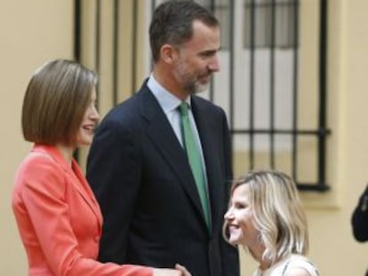 Los Reyes Felipe VI y Letizia saludan a Eugenia Martínez de Irujo (d), duquesa de Montoro, durante el acto que han presidido este martes en el Palacio de El Pardo con motivo del bicentenario de la fundación de la Diputación de la Grandeza de España.