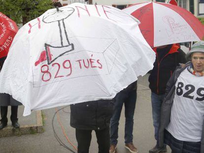 Varias personas protestan durante la inauguración de la escultura en Bayona, Francia. 