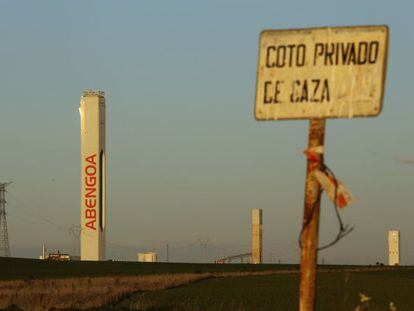 Una torre de Abengoa en una de sus plantas de energ&iacute;a solar. 