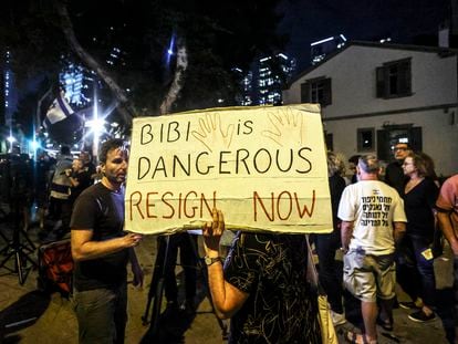 "Bibi [Benjamín Netanyahu] es peligroso. Renuncia ahora", se lee en un cartel durante una manifestación este pasado sábado en Tel Aviv.