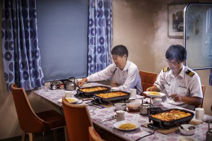 El capitán (izquierda) y el primer oficial, Bae Jeong-Hoo, cenando.