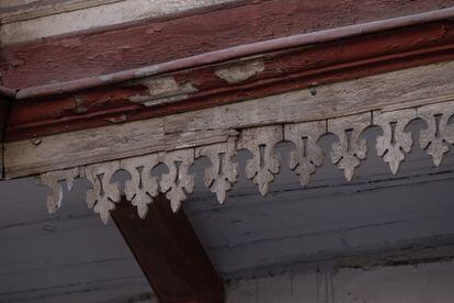 Detail of the carved wooden moldings that are folded to the eaves, from the period of Frenchification, in the Santo Domingo mansion.