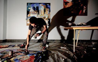 El artista Pablo Hoyos en su exposición 'Viva danzatti'.