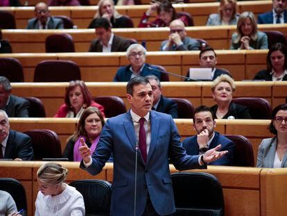 El presidente del Gobierno, Pedro Sánchez, interviene en presencia de la vicepresidenta y ministra de Trabajo, Yolanda Díaz en la sesión de control que celebra el pleno del Senado este martes.
