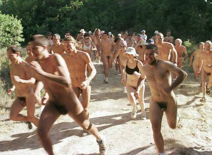Participantes en una de las carreras nudistas que se celebran en El Fonoll.