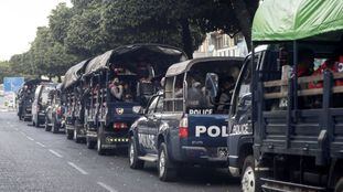 Vehículos policiales esperan en una calle en Yangon (Myanmar).