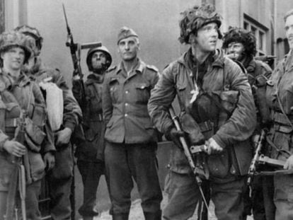 Paracaidistas británicos durante la operación Market- Garden con un prisionero alemán. 