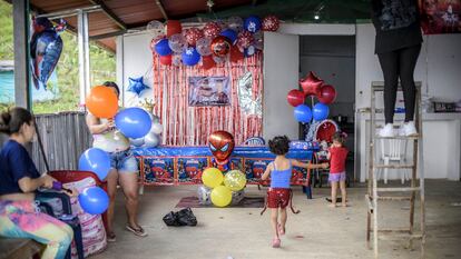 Un grupo de mujeres preparan una fiesta infantil en el restaurante comunitario de La Fila, el pasado 17 de noviembre.