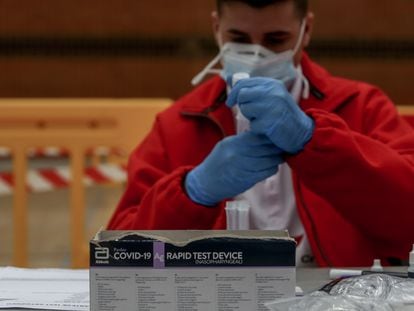 Un sanitario trabaja en el dispositivo de test de antígenos para detección del coronavirus en el polideportivo El Torreón, en la zona básica de salud de San Juan de la Cruz, en Pozuelo de Alarcón, Madrid.