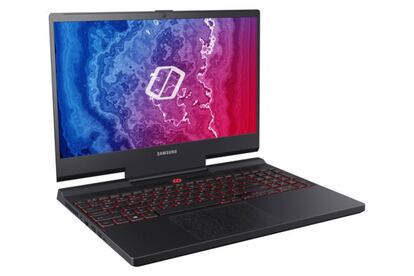 El nuevo portátil de Samsung está orientado a los jugadores más exigentes. Ofrece una pantalla de 15,6 pulgadas con resolución Full HD. La tasa de refresco es de 144Hz. El procesador es un Intel Core i7 hexacore de octava generación junto a 16GB de memoria RAM, mientras que el SSD es de hasta 1TB. Como es lógico, un portátil gaming no puede ofrecer nada menos que una tarjeta gráfica Nvidia GeForce RTX 2080.